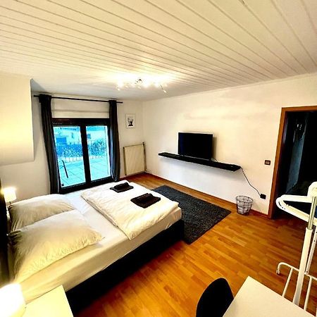 Praktisches Zimmer Im Grossen Haus Mit Garten Dusseldorf Bagian luar foto