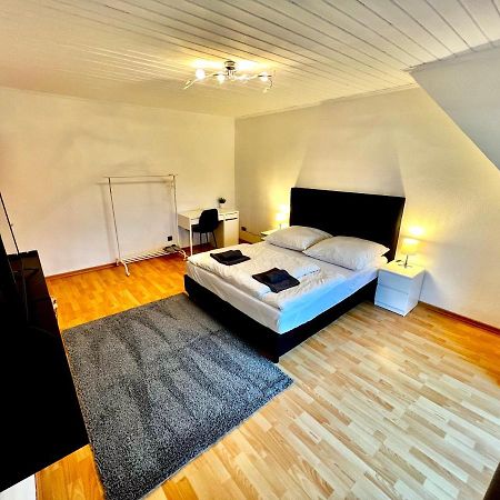 Praktisches Zimmer Im Grossen Haus Mit Garten Dusseldorf Bagian luar foto
