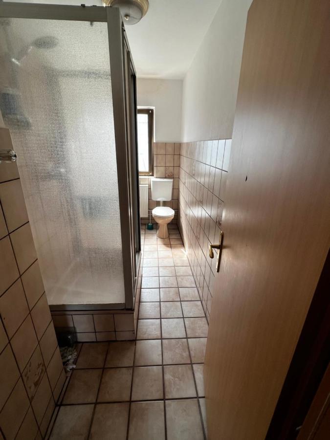 Praktisches Zimmer Im Grossen Haus Mit Garten Dusseldorf Bagian luar foto