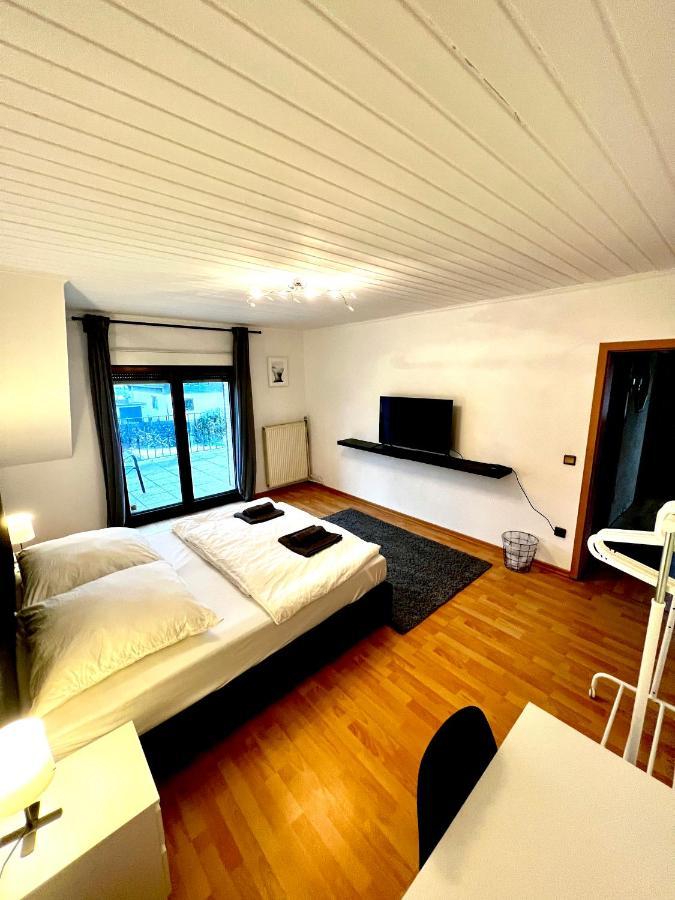 Praktisches Zimmer Im Grossen Haus Mit Garten Dusseldorf Bagian luar foto