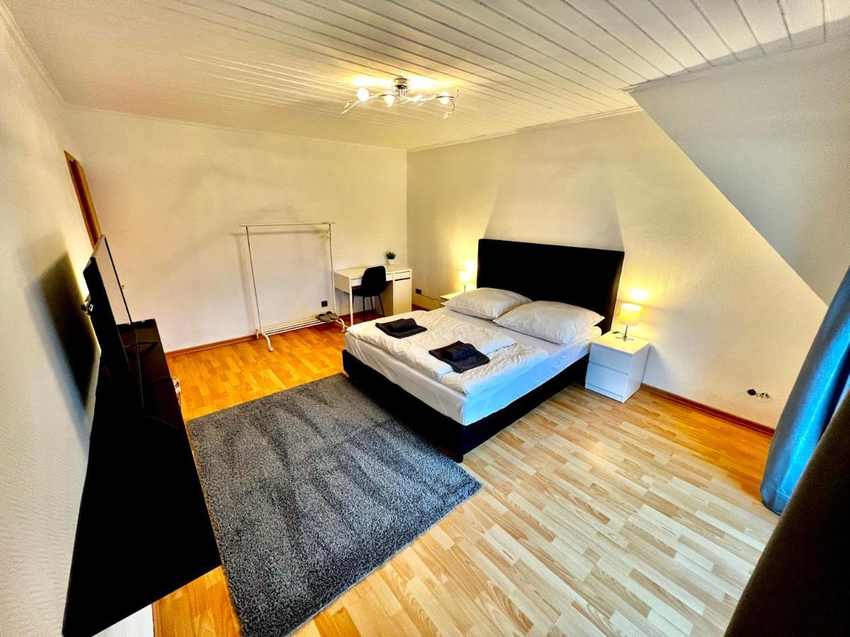 Praktisches Zimmer Im Grossen Haus Mit Garten Dusseldorf Bagian luar foto